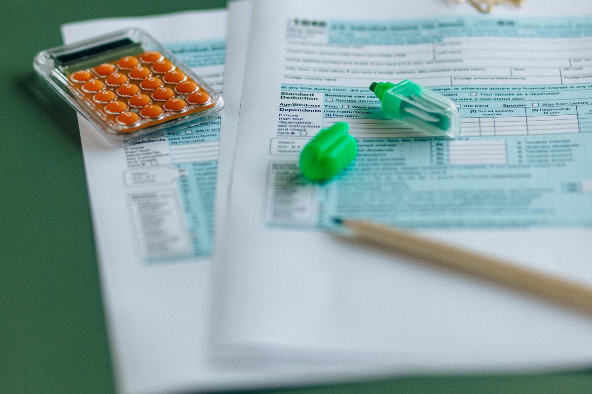 Veroilmoitus ja laskin pöydällä